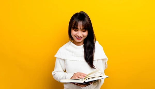 Φωτογραφία Του Κοριτσιού Από Την Ασία Χαμογελώντας Κατά Την Ανάγνωση — Φωτογραφία Αρχείου