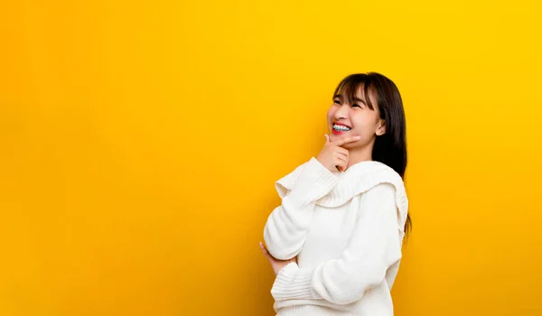 Дівчинка Азіатського Підлітка Почувається Щасливою Посміхнися Подивися Розслабляєшся Кімнаті Фотографії — стокове фото