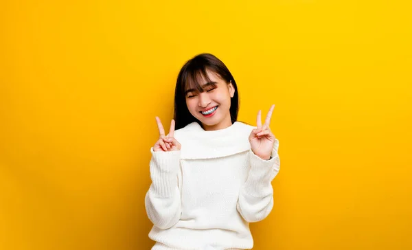 Ευτυχία Πορτρέτο Μιας Νεαρής Γυναίκας Χαριτωμένης Χαρούμενης Λευκό Πουκάμισο Γελώντας — Φωτογραφία Αρχείου