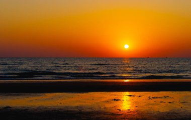Deniz ve güneş batıyor. Mutluluk anında güneş çok güzel..