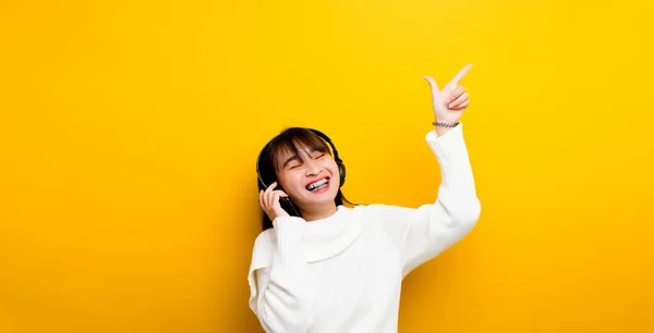 Muziek Luisteren Naar Muziek Mooie Aziatische Vrouw Hoofdtelefoon Luisteren Naar — Stockfoto