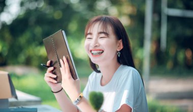 Çalışma planı, çalışma zamanını kontrol ederek çalışma planı. İş adamları strateji analiz bürosu kavramını planlıyorlar