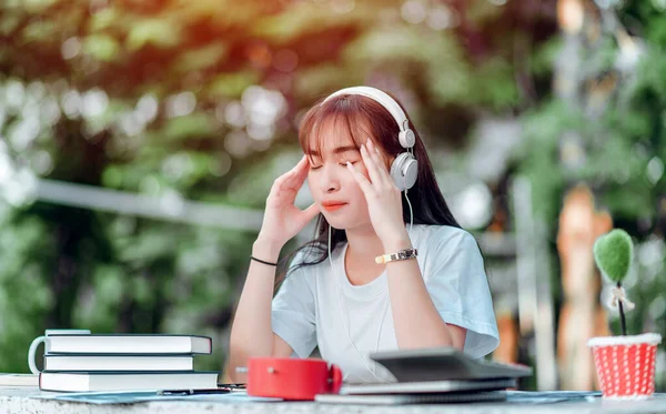 Escuchando Música Una Hermosa Mujer Con Auriculares Está Relajando Escritorio — Foto de Stock