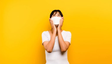 Maske tak. Kadınlar COVID-19 Corona 'ya yakalanmamak ve tozdan korunmak için anti-virüs maskeleri takarlar..