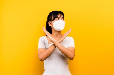 Maske tak. Kadınlar COVID-19 Corona 'ya yakalanmamak ve tozdan korunmak için anti-virüs maskeleri takarlar..