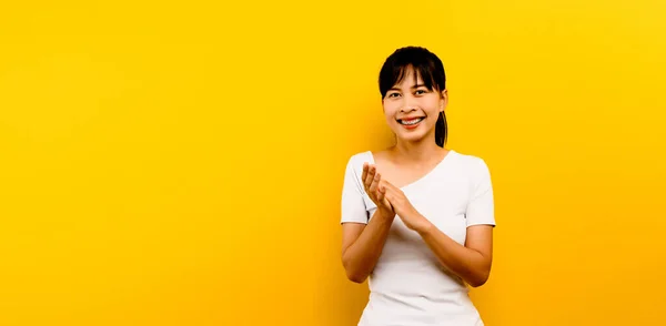Жінка Азійка Плескає Плечах Після Презентації Конференції Над Ізольованим Жовтим — стокове фото