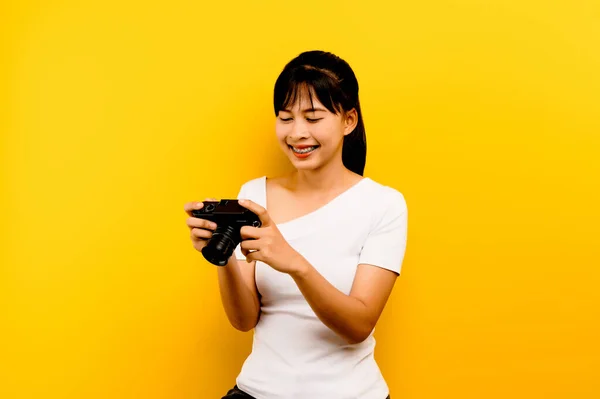 Photographer Girl Taking Pictures Isolated Model Yellow Background Copy Space — Foto de Stock
