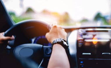 Güvenli yollarda araba kullanmak seyahat etmek, sürmek, sürüş pratiği, tur konsepti