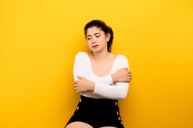 Depresyon. Taylandlı kadınlar çekicidir. Evde oturup üzgün, yorgun ve depresyon, akıl sağlığı sorunları ve kalp kırıcı fikirler hakkında endişeleniyordum. sarı arkaplandan izole edilmiş