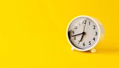 anahtar sözcüklerin çalışma süresi ile sarı arkaplan zaman kavramında beyaz alarm saati