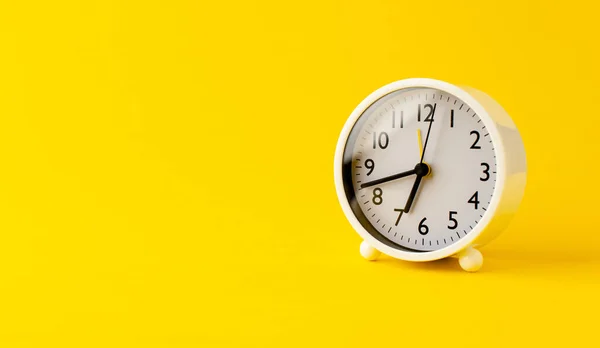 Weißer Wecker Auf Gelbem Hintergrund Zeitkonzept Mit Stichworten Arbeitszeit — Stockfoto