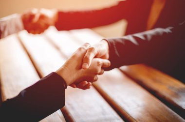 İş adamlarının el sıkışması toplantısının sonunda iş ortakları iş ortakları iş ve liderlik iletişimi kavramında başarı gösterdi