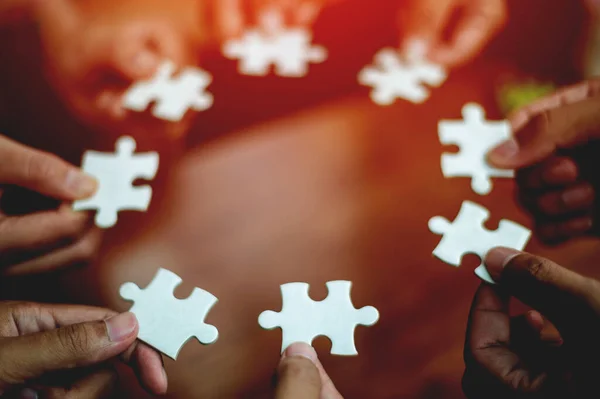 Takım çalışması beyaz iş dünyası ve işbirliği yapboz konsepti el yapımı yap-boz yap-boz eli birbirine bağlı iş çözümleri kavramları ve stratejileri
