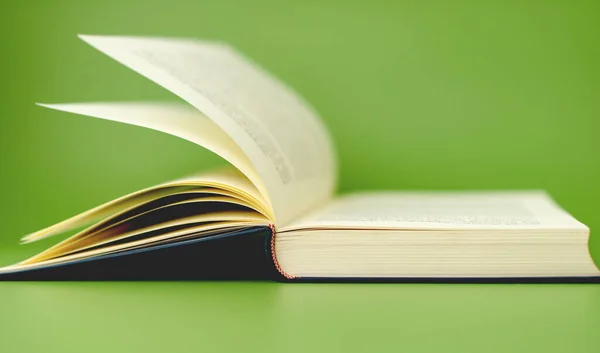 Παχύ Βιβλίο Ανοιχτό Και Έτοιμο Για Ανάγνωση Ένα Πράσινο Φόντο — Φωτογραφία Αρχείου