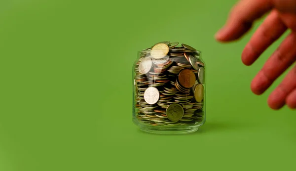 Geld Handen Glazen Spaarpot Voor Financiële Boekhouding Bancaire Concept Van — Stockfoto