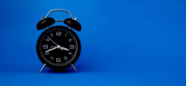 Relógio Alarme Preto Fundo Azul Importância Conceito Tempo Tempo Trabalho — Fotografia de Stock