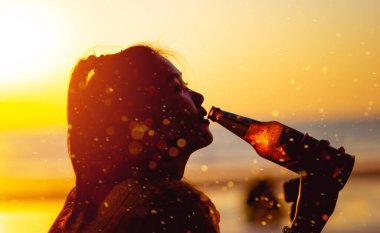 Bira bardağı içen kadın, yumuşak renkli bira içecekleri, arkadaşlıkları, deniz kenarındaki toplantıları, dinlenme günlerini ve yiyip içmeyi kutluyor. Kopyalama alanı ile kutlama fikri