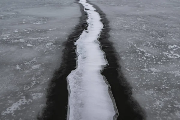 Παγωμένη Ρωγμή Στον Πάγο Στη Λίμνη Χειμερινή Υφή Πάγου — Φωτογραφία Αρχείου