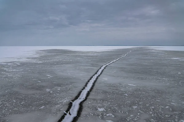 Prospettiva Congelata Crepa Nel Ghiaccio Sul Lago Ghiaccio Invernale — Foto Stock