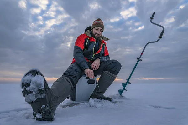 Vinterisfiske Fiskare Sjön Catc Fisk Från Snöig — Stockfoto