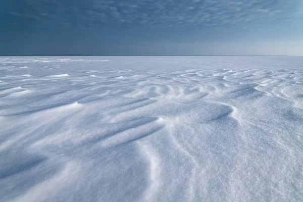 Χιονισμένο Ορίζοντα Μεγάλη Λίμνη Χιόνι Καλύπτονται Λευκό Φόντο Νιφάδες Χιονιού — Φωτογραφία Αρχείου