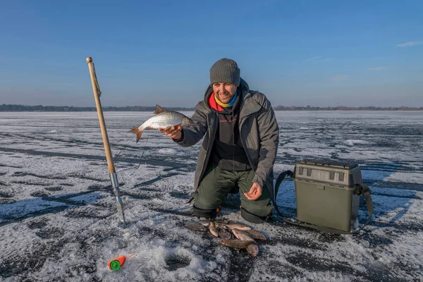 Pesca Gelo Inverno Pescador Lago Captura Peixe Barata Gelo Nevado — Fotografia de Stock