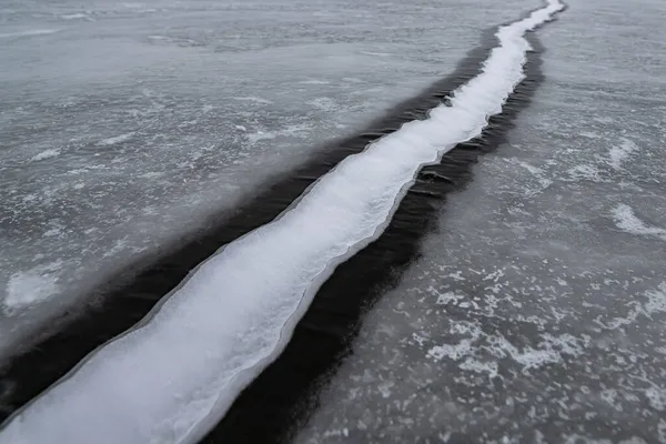 Prospettiva Congelata Crepa Nel Ghiaccio Sul Lago Ghiaccio Invernale — Foto Stock