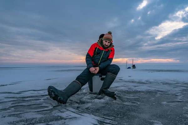 Зимняя Рыбалка Рыбак Озере Рыба Снежного Льда — стоковое фото