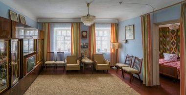 Kyiv, Ukrayna - 14 Mar 2021: eski Sovyet iç mimarisi 50-70 'ler, SSCB. Eski mobilyaları, eski masaları, sandalyeleri, kanepesi, dekorasyon halısı olan bir oda. Emeklilerin dairesi. Pyrohiv Müzesi Halk Mimarisi