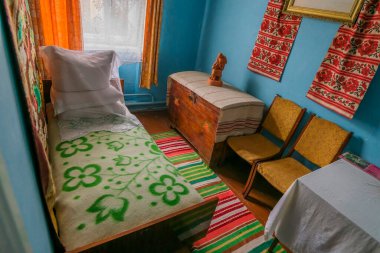 Kyiv, Ukrayna - 14 Mar 2021: eski Sovyet iç mimarisi 50-70 'ler, SSCB. Eski mobilyaları, eski masaları, sandalyeleri, kanepesi, dekorasyon halısı olan bir oda. Emeklilerin dairesi. Pyrohiv Müzesi Halk Mimarisi