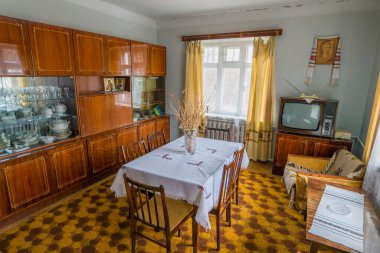 Kyiv, Ukrayna - 14 Mar 2021: eski Sovyet iç mimarisi 50-70 'ler, SSCB. Eski mobilyaları, eski masaları, sandalyeleri, kanepesi, dekorasyon halısı olan bir oda. Emeklilerin dairesi. Pyrohiv Müzesi Halk Mimarisi