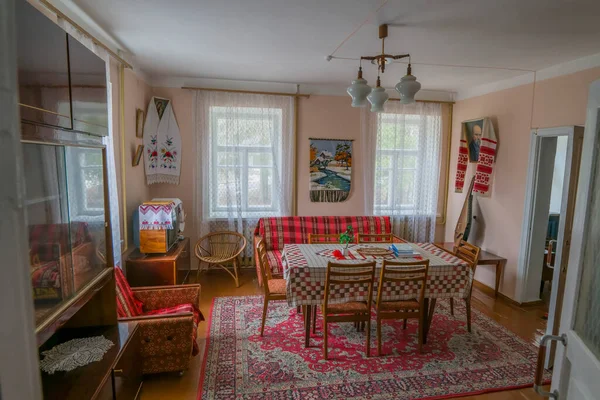 キエフ ウクライナ 3月2021 旧ソ連のインテリア50 70年代のスタイル ヴィンテージ家具 高齢者用テーブル ソファ 装飾カーペット付きのお部屋 年金受給者のアパート — ストック写真