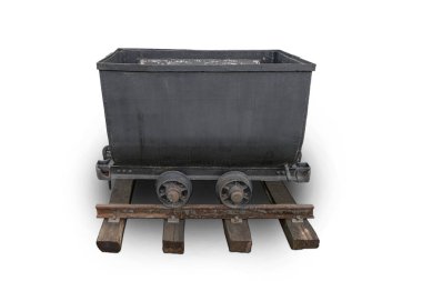 Paslı raylarda kömür için eski demir madeni arabaları beyaz arka planda izole edilmiş.