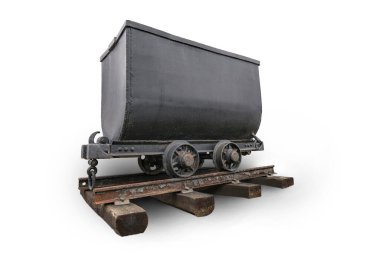 Paslı raylarda kömür için eski demir madeni arabaları beyaz arka planda izole edilmiş.