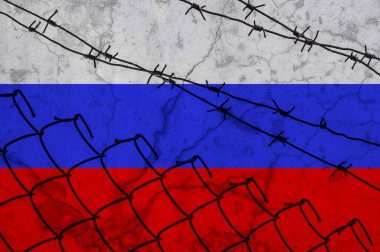 Rusya yaptırımları. Parmaklıklar ve dikenli teller arkasında soyut Rus bayrağı. Savaş saldırganlığı çatışma konsepti. Rus hapishanesi