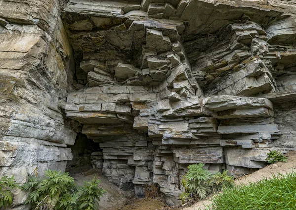 Grotte Secrète Dans Les Rochers Mur Rocheux Avec Entrée Ancienne — Photo