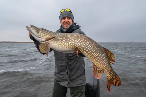 Framgångsrikt Gäddfiske Glad Fiskare Med Stor Fisk Trofé Båten — Stockfoto