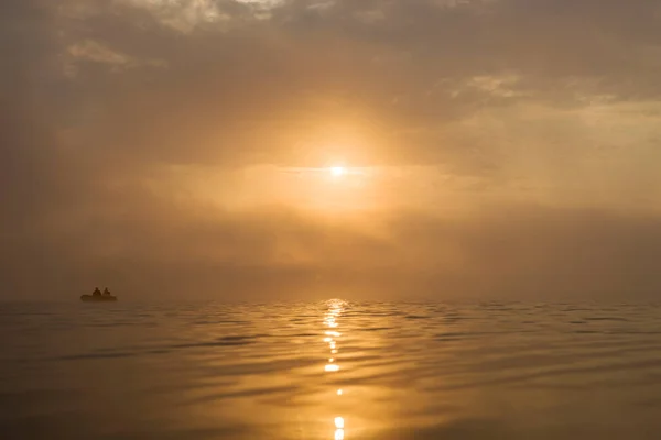 Туманний Жовтий Схід Сонця Пейзаж Ранкового Світанку Рибальським Човном Болоті — стокове фото