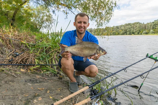 Wędkarstwo Rybak Wielką Rybą Ręku Uporać Się Dzikim Brzegiem Rzeki — Zdjęcie stockowe