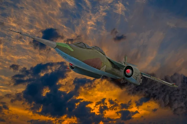 Gün batımında çarpmadan önce motorları alev alev yanan ve dumanlı Jet savaşçısı YAK28. Dünya Savaşı zamanının askeri hava aracı..