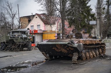 Borodyanka, Kyiv bölgesi, Ukrayna - 5 Nisan 2022. Yanmış piyade savaş aracı, askeri BMP arabası, kamyon. Rus işgalciler tarafından bombalandıktan sonra şehir