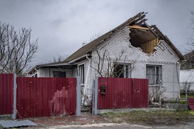 Borodyanka, Kyiv bölgesi, Ukrayna - 5 Nisan 2022. Füze ve mermiler Rus işgalcilerden sonra sivil evleri bombaladı.