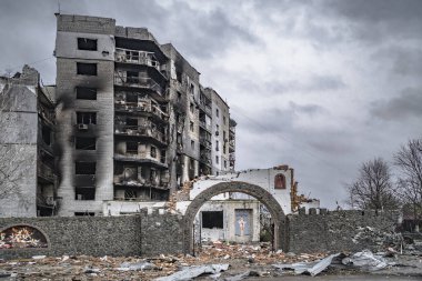 Borodyanka, Kyiv bölgesi, Ukrayna - 5 Nisan 2022. Şehir bombalamadan sonra, sivil binalar Rus işgalciler tarafından yakıldı.