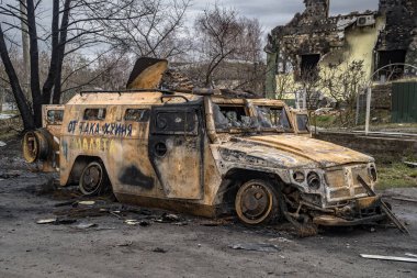 Borodyanka, Kyiv bölgesi, Ukrayna - 5 Nisan 2022. Yanmış zırhlı askeri araç. Rus işgalcilerin savaş arabası.