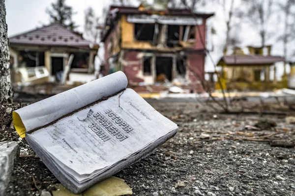 Borodyanka Kyjevsko Ukrajina Dubna2022 Otevřená Kniha Pozadí Zničených Civilních Budov — Stock fotografie