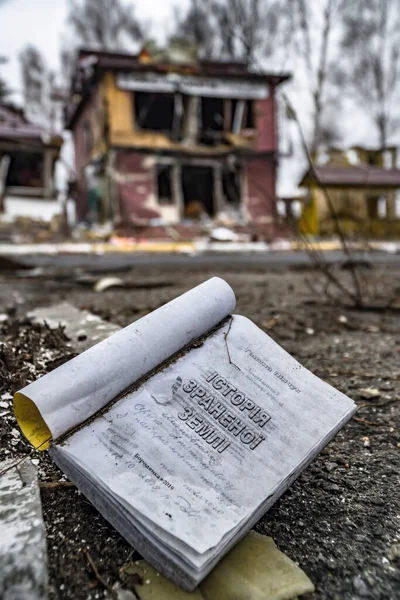 Borodyanka Kyjevsko Ukrajina Dubna2022 Otevřená Kniha Pozadí Zničených Civilních Budov — Stock fotografie