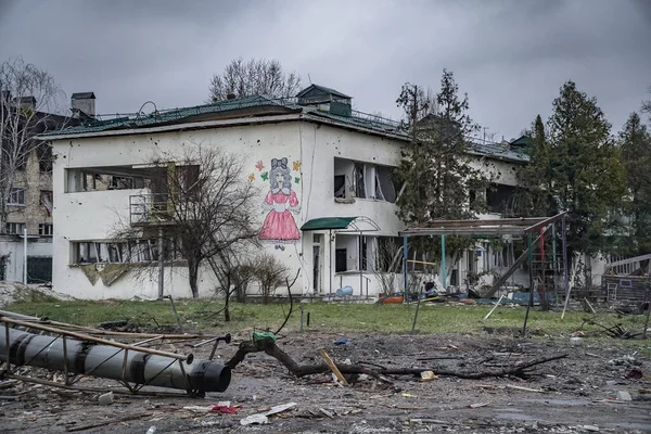 ボロディアンカ キエフ地方 ウクライナ 4月2022 爆撃後の民間都市 ロシアの占領者による幼稚園の建物を砲撃 — ストック写真