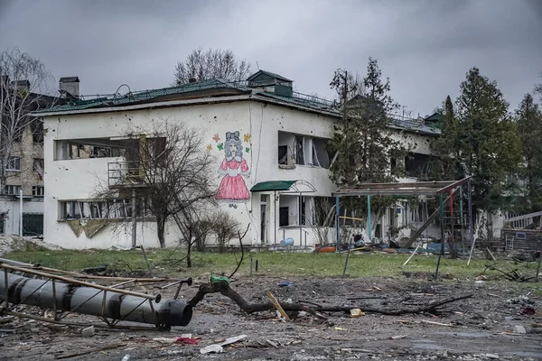 Borodyanka, Kyiv bölgesi, Ukrayna - 5 Nisan 2022. Bombalama sonrası sivil şehir, Rus işgalciler tarafından bombalanmış anaokulu binası.