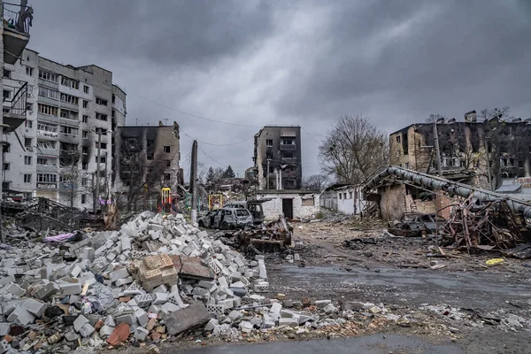 Borodyanka, Kyiv bölgesi, Ukrayna - 5 Nisan 2022. Bombalama sonrası şehir, sivil binalar, yanmış arabalar Rus işgalciler tarafından tahrip edildi.