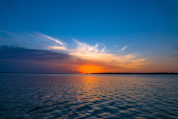 湖の上にカラフルな夕日 太陽が水の地平線の後ろに隠れて リラクゼーションの風景 — ストック写真